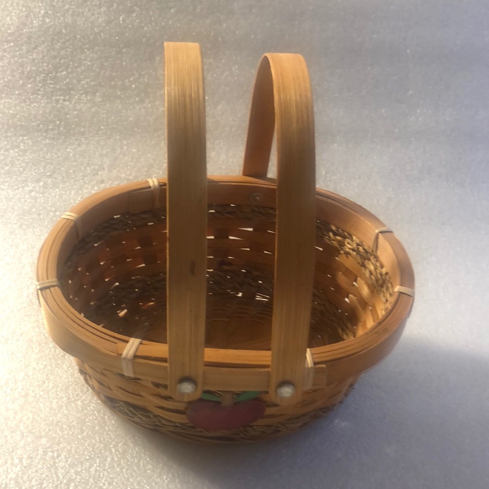 Vintage Apple hand woven basket - Picture 3 of 16